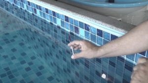 como identificar vazamento de água na piscina
