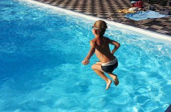 contaminantes água da piscina